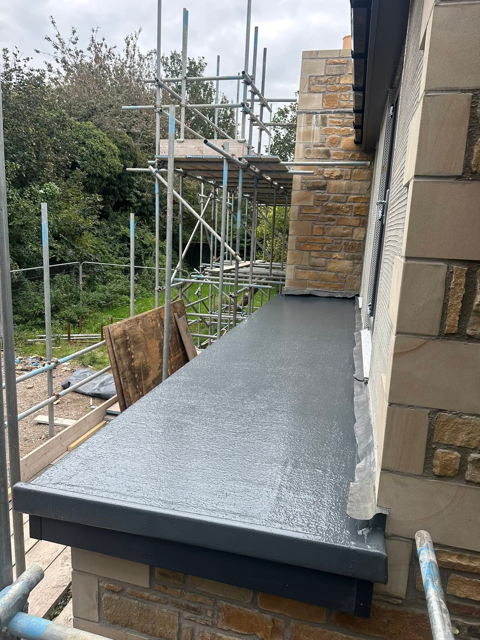Low-pitch roof surface and detailing